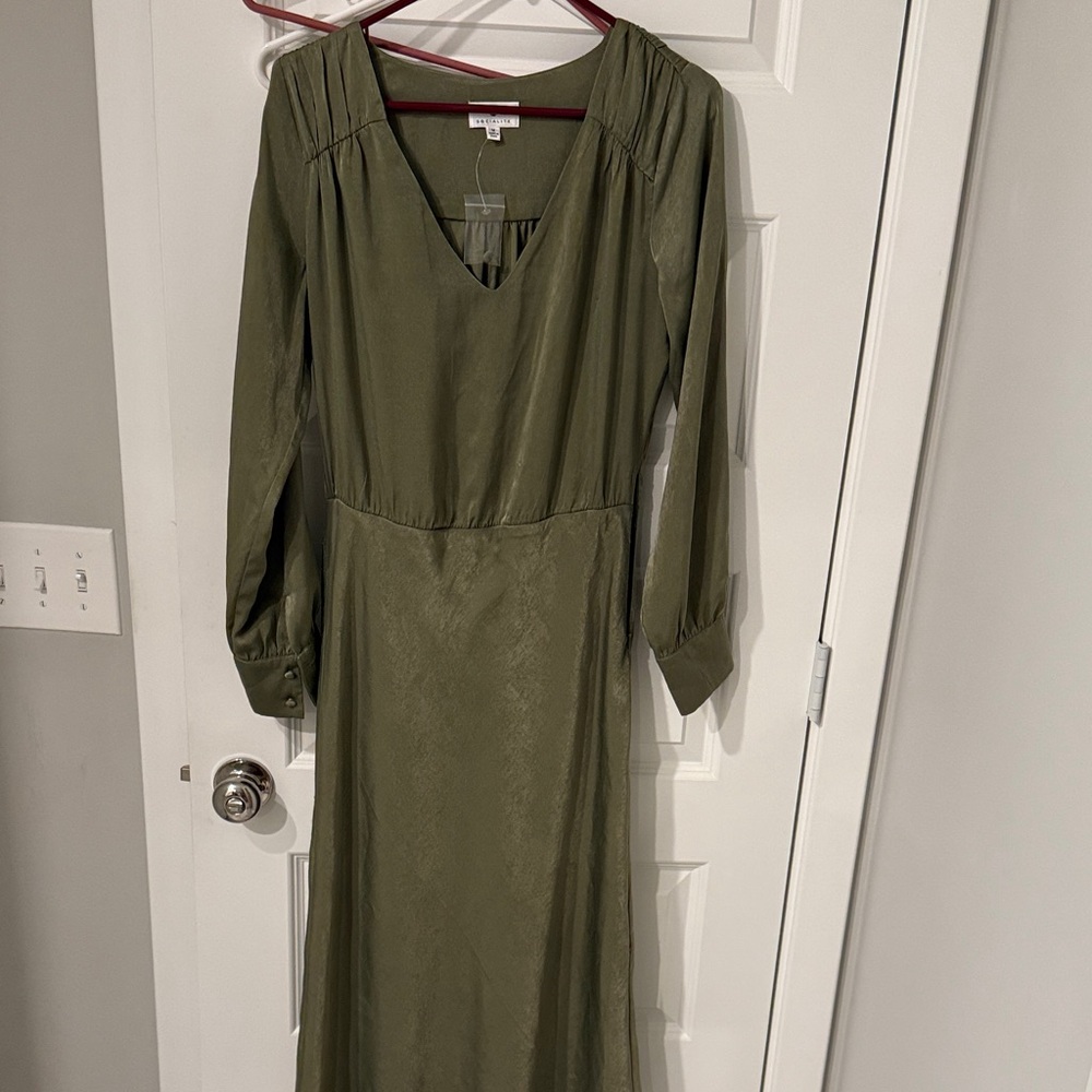 SOCIALITE M MEDIUM Olive Green Long Sleeve Dress SILKY TWO TONE